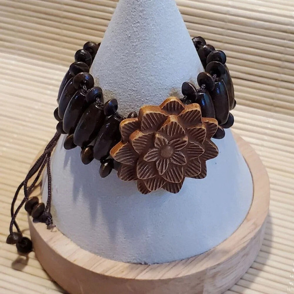 90s Y2K Vintage Dark Brown Wood Carved Acrylic Flower OSFA Adjustable Bracelet - Picture 5 of 10